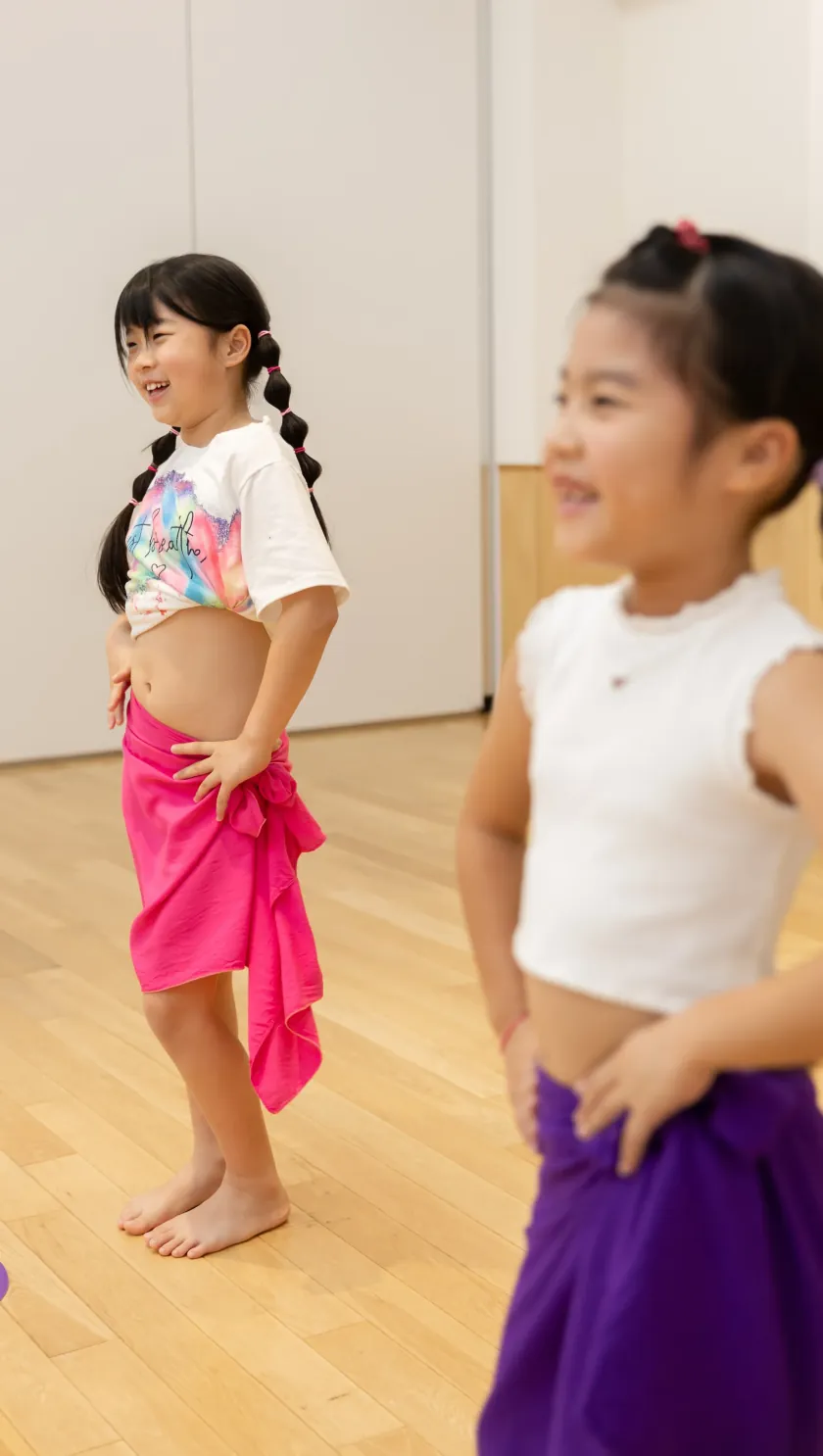 タヒチアンダンスを踊る子どもたち